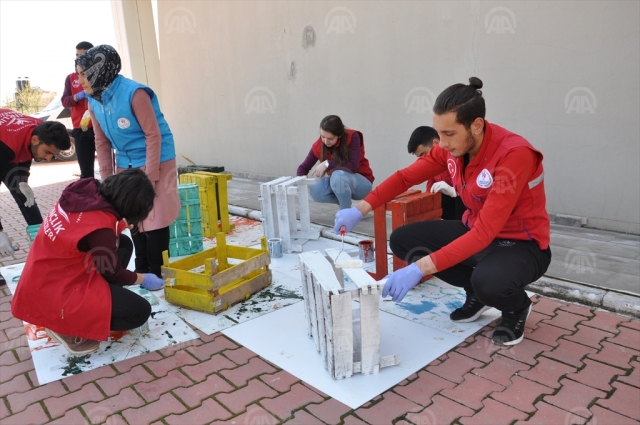 ​Tahta kasaları köy okulları için kitaplığa dönüştürdüler