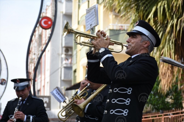 Tarsus Belediyesi'nin bando takımından sokak konseri