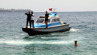 100 metre a&ccedil;ıkta sırt&uuml;st&uuml; y&uuml;zen adam deniz polisini alarma ge&ccedil;ti 