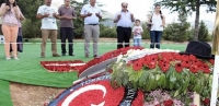 Demirel'in Mezarı bayramda ziyaret&ccedil;ilerle doldu