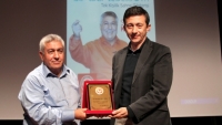 Salman Kapanoğlu Eğlenceli &ldquo;Tek Kişilik Sahne G&ouml;sterisi&rdquo; ile Beğeni Topladı