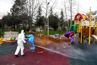 326 park Korona Vir&uuml;s riskine karşın dezenfekte ediliyor