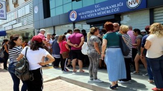  Antalya&rsquo;da n&uuml;fus m&uuml;d&uuml;rl&uuml;kleri &ouml;n&uuml;nde se&ccedil;im kuyruğu 