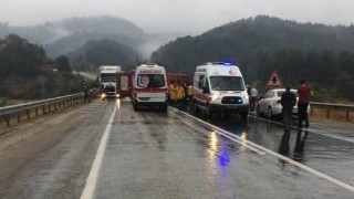  Antalya&rsquo;da yolcu otob&uuml;s&uuml; ile otomobil &ccedil;arpıştı: 2 &ouml;l&uuml;, 4 yaralı   