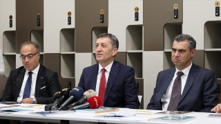 Bakan Sel&ccedil;uk yeni tasarım &ouml;ğretmenler odasını tanıttı