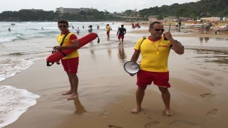 Dalgalara aldırış etmeyen vatandaşlar d&uuml;d&uuml;k ve megafonla uyarıldı   