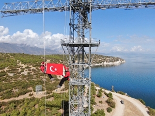  Eğirdir'de kuleden iniş yapıp şanlı bayrağımızı a&ccedil;tılar