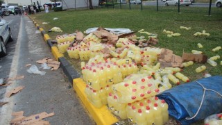 Gıda y&uuml;kl&uuml; kamyon devrildi, karayolu pazara d&ouml;nd&uuml; 