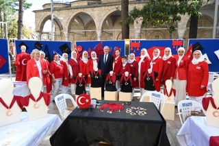 G&uuml;laryum'dan Cumhuriyetin 100. Yılına &Ouml;zel Sergi: Atat&uuml;rk ve T&uuml;rk Bayrağı İşlemeli El Emeği &Uuml;r&uuml;nler Sergilendi