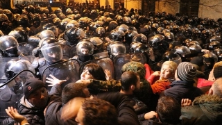 G&uuml;rcistan'da g&uuml;venlik g&uuml;&ccedil;leri parlamentoyu kuşatan protestoculara m&uuml;dahale etti