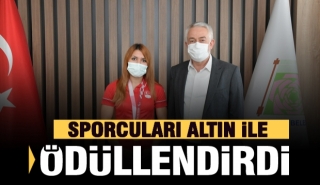 Isparta Belediye Başkanı sporcuları altın ile &ouml;d&uuml;llendirdi
