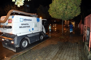  Isparta Belediyesi’nden yol ve kaldırım yıkama çalışması ve Sigara izmariti uyarısı 