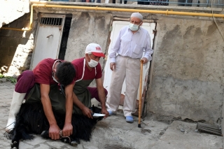 Isparta Belediyesi yaşlı, engelli gibi mazereti bulunan
vatandaşların kurbanlarının kesimi için ekip oluşturdu