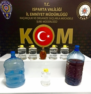 ISPARTA’DA KAÇAK ALKOL OPERASYONU: 33,5 LİTRE SAHTE İÇKİ ELE GEÇİRİLDİ
