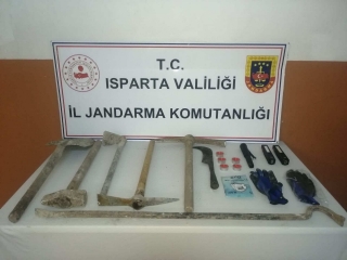 Isparta’da Kaçak Kazıya Suçüstü: 3 Şüpheli Yakalandı