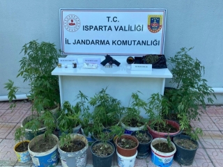 ISPARTA’DA UYUŞTURUCU OPERASYONU: KUBAR ESRAR, KENEVİR VE RUHSATSIZ TABANCA ELE GEÇİRİLDİ