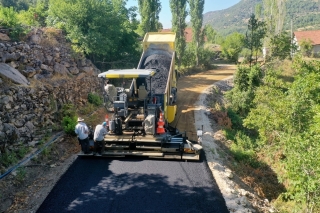Isparta Merkeze bağlı Darı&ouml;ren k&ouml;y&uuml;nde sıcak asfalt &ccedil;alışması