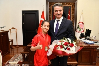 Isparta Valisi Baruş, Balkan Şampiyonu Sporcuyu Ağırladı ve Tebrik Etti
