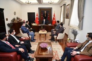 Isparta Valisi Seymenoğlu Baro &uuml;yeleri ile bir araya geldi