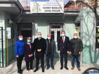 Isparta Valisi Seymenoğlu beraberinde İl Emniyet M&uuml;d&uuml;r&uuml; Ahmet Metin Turanlı ile Hızırbey Mahallesi Muhtarlığı&rsquo;nı ziyaret etti