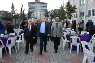 Isparta Valisi Seymenoğlu iftarda &ouml;ğrencilerle bir araya geldi