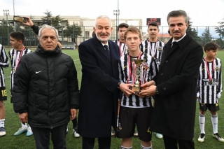 Isparta Zirvespor, U-14 Futbol Ligi'nde Şampiyonluk Kupasını Aldı