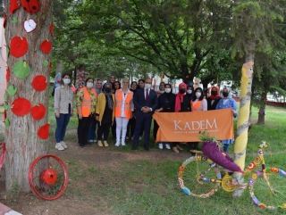 Isparta'da &ccedil;evre g&uuml;zelleştirme adına ağa&ccedil;lara giydirme yapılıyor