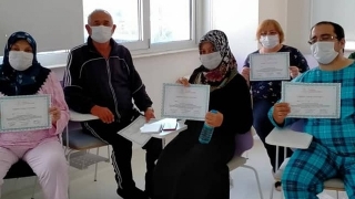 Isparta'da diyabet okulu &ouml;ğrencileri diplomalarını aldı