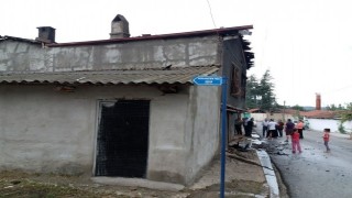 Isparta'da Mangal ateşi 4 evi yaktı   