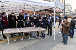 Isparta'da Mira&ccedil; Kandili dolaysıyla helva dağıtıldı
