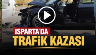 Isparta'da Trafik Kazası: Otob&uuml;s ile Otomobil &ccedil;arpıştı