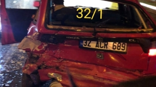 Isparta'da Yağışlı Hava ve Dikkatsiz S&uuml;r&uuml;c&uuml;ler Trafik Kazalarına Sebep Oluyor