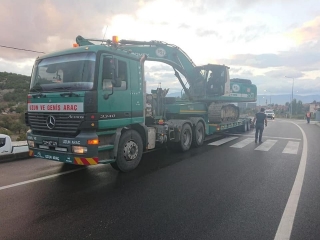 Isparta'dan İzmir'deki deprem b&ouml;lgesine iş makineleri g&ouml;nderildi