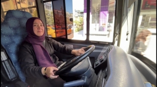 Isparta'nın tek kadın halk otob&uuml;s şof&ouml;r&uuml; 
