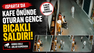 Kafe &ouml;n&uuml;nde oturan gence bı&ccedil;aklı saldırı kamerada