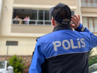 Kahramanmaraş'ta bir &ccedil;ocuk sitede g&ouml;rd&uuml;ğ&uuml; polislere 23 Nisan şiiri okudu