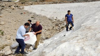 Kar i&ccedil;in onlarca kilometre gidiyorlar   
