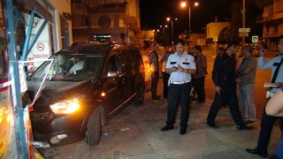 Manavgat'ta alkoll&uuml; s&uuml;r&uuml;c&uuml; otomobiliyle markete girdi  