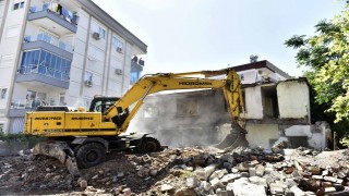 Muratpaşa’da metruk binalar yıkıldı  