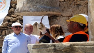 Perge&rsquo;de s&uuml;tunlar ayağa kaldırılıyor 