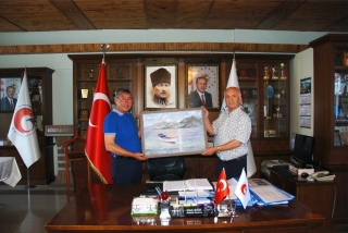 RESSAM MAHİR &Ouml;ZT&Uuml;RK ESERİNİ BAŞKAN VELİ G&Ouml;K&rsquo;E HEDİYE ETTİ