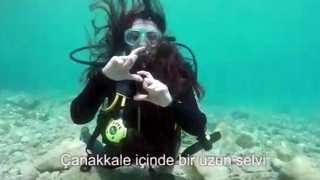 Sualtında İşaret Diliyle &Ccedil;anakkale T&uuml;rk&uuml;s&uuml;'n&uuml; Seslendirdiler
