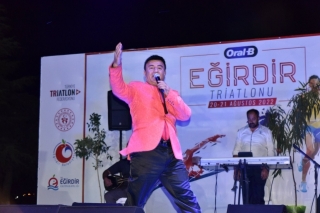 TRİATLON KONSERİNDE OSMAN &Ouml;ZTEKİN COŞTURDU.