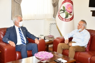 ​USTA K&Ouml;ŞE YAZARI 3. DOZ AŞISINI ISPARTA&rsquo;DA OLDU