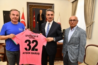 Vali Aydın Baruş Isparta32spor y&ouml;netim kurulu &uuml;yeleriyle bir araya geldi