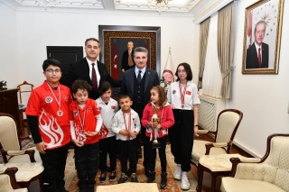 Vali Baruş Başarılı Satran&ccedil; Sporcularını Kabul Etti