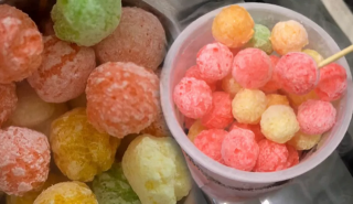 Yiyenin ağzından duman &ccedil;ıkaran dondurma