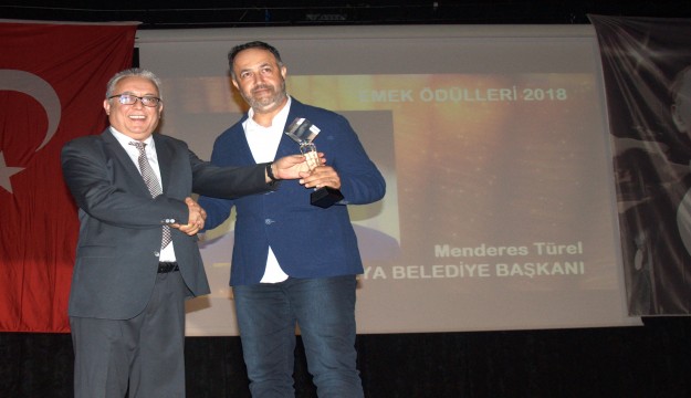 Tiyatrocular Türel'i ödüllendirdi  