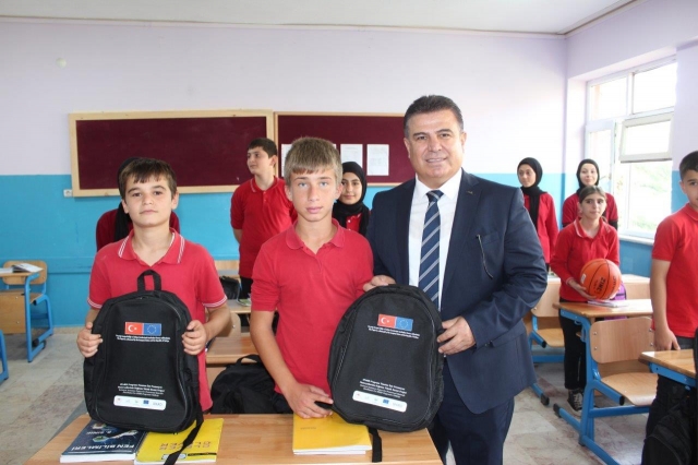 TKDK Bu Sefer Çocukları Sevindirdi: Köy Okullarına Çanta ve Kırtasiye Malzemesi Dağıtımı