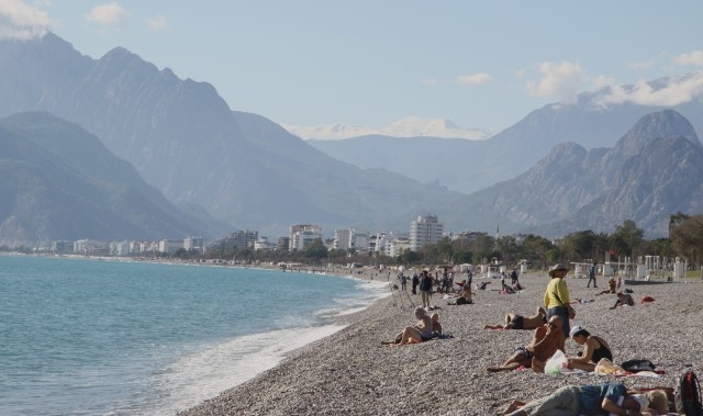 Torosların zirvesinde kar, altında deniz keyfi 